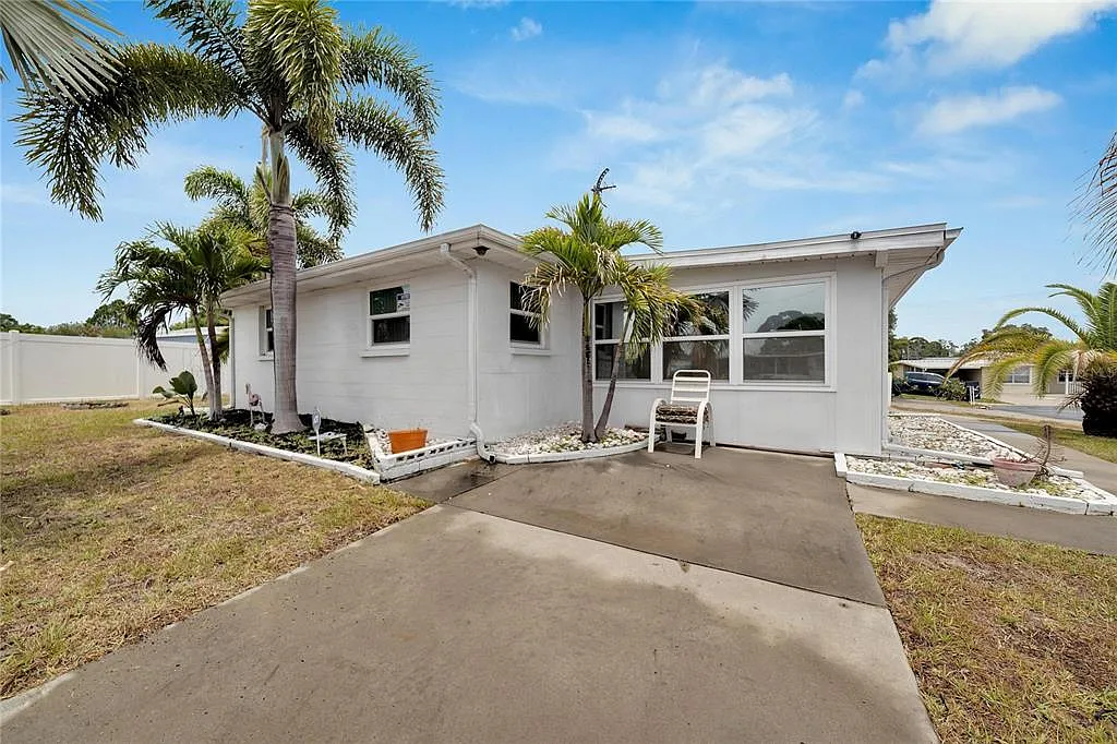 3 bed, 1.0 bath, 900 sqft, $2,610 — Photo 2