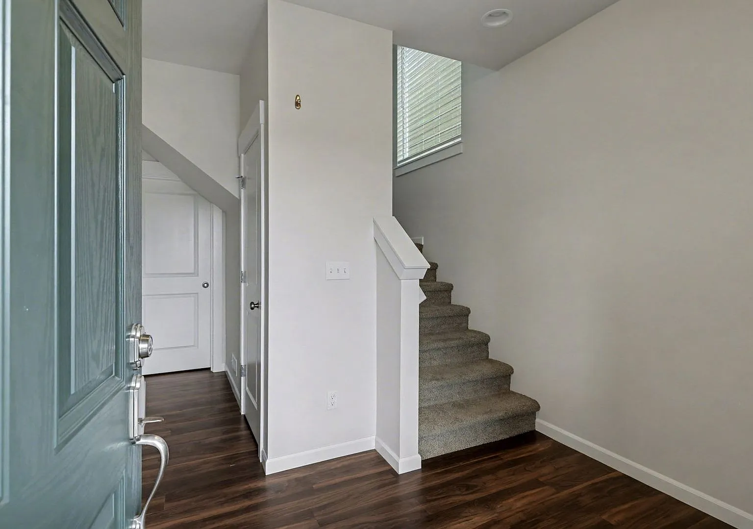 Brightview 4Bedroom with MainFloor Bedroom, 3Car Garage, and Exceptional Outdoor Space — Photo 2