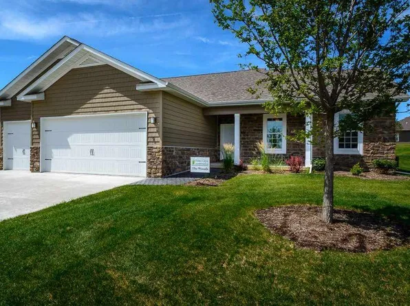 52 Cobblestone Ln, Le Claire, IA 52753