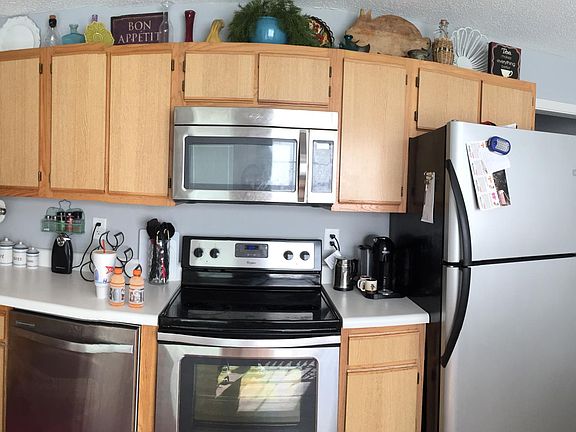 Kitchen: D/W, Smooth cooktop, M/W vent hood, fridge with ic