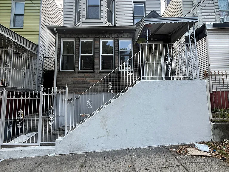 1433 Saint Lawrence Ave — Photo 2