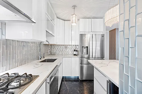 Sold by Thomas Lipovetsky, LREB | media 19