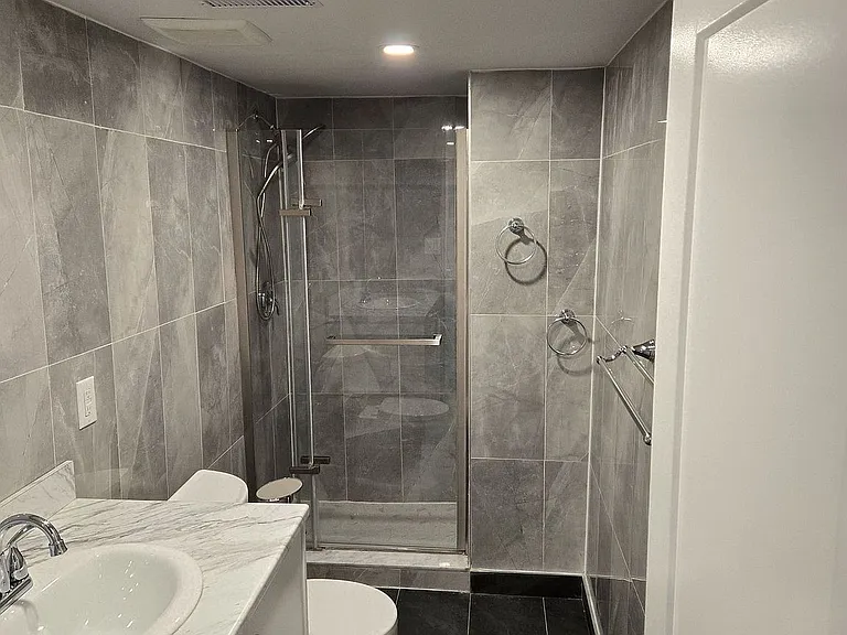 10 Lambton Ave — Photo 3