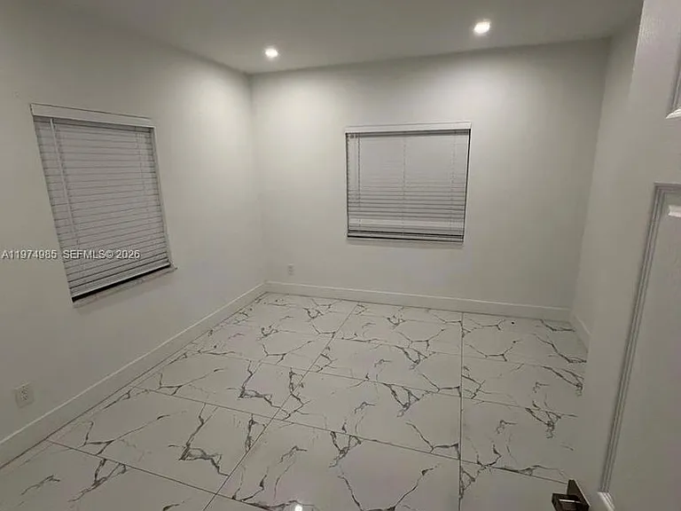345 SW 49th Ave — Photo 5