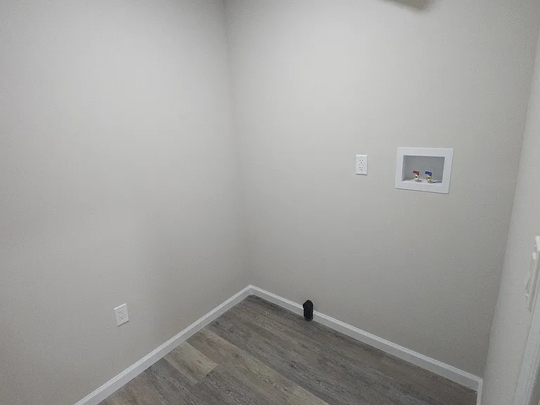 1068 Lakeland Dr — Photo 15