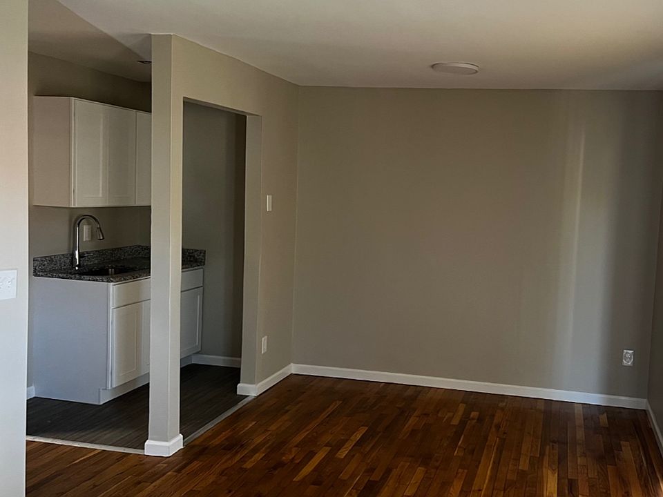 2nd image of 2315 Saint James Ave #13B