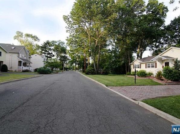 922 Laurel Ave, River Edge, NJ 07661