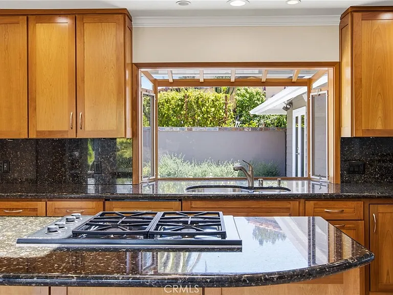 1840 Temple Hills Dr — Photo 23