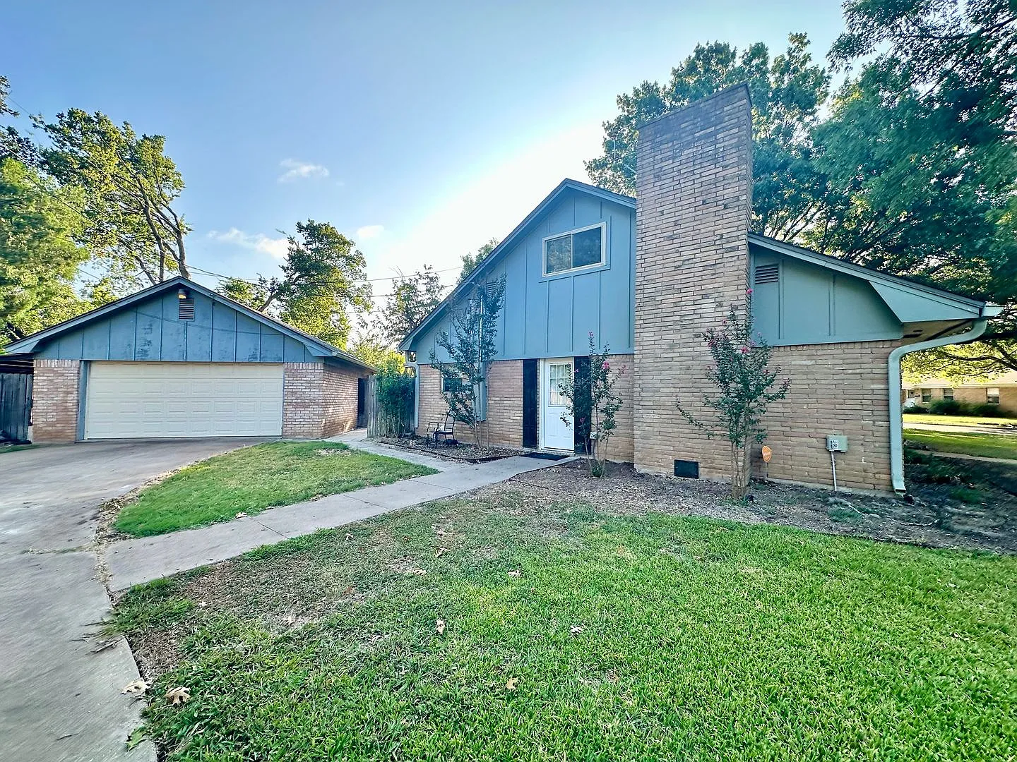 Available Now! Unique 4-Bedroom 2.5-Bath Corner Lot Home with Outdoor Kitchen & Detached Garage — Photo 2