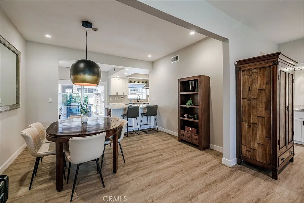 3 bed, 3.5 bath, 2389 sqft, $9,800 — Photo 4