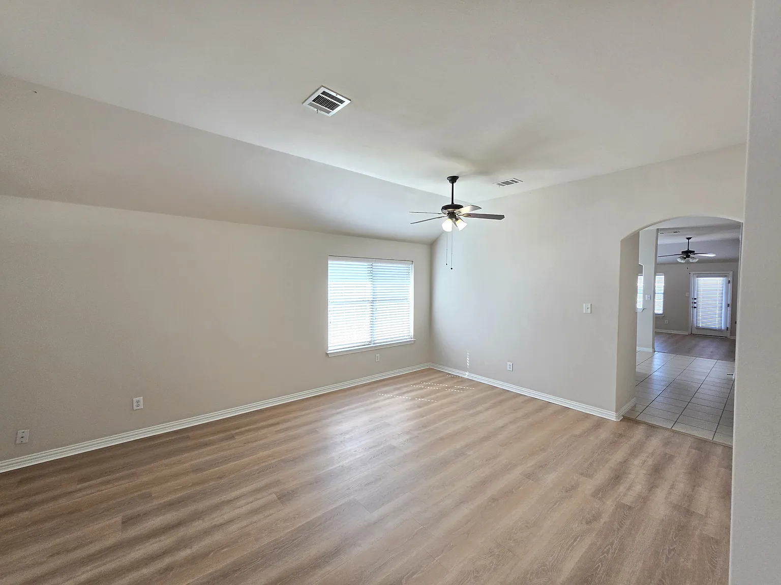 4 bed, 1950 sqft, $2,350 — Photo 3