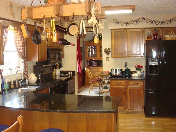 Nice Kitchen w wood type floors, Beautiful New Granite, New Appliances! 