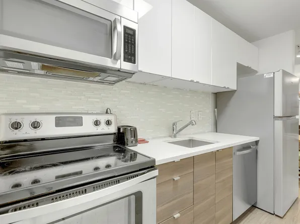 1106 Pacific St #208, Vancouver, BC V6E 1T4