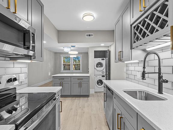 3rd image of 914 Concordia Ln #1