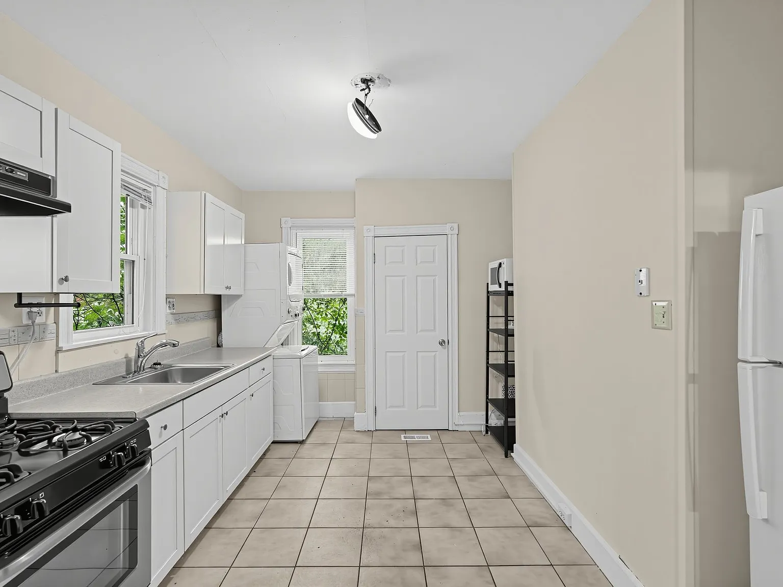 Large 3 Bed 1 Bath With Washer/Dryer Pet Friendly — Photo 4