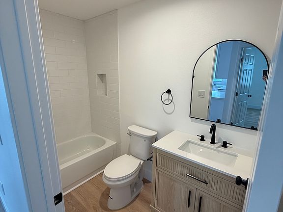4th image of 1401 Loma Ave #1405