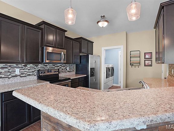 3rd image of 808 Railway Cir