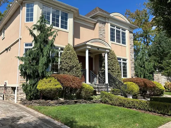 11 Saint Edward Ln, Staten Island, NY 10309