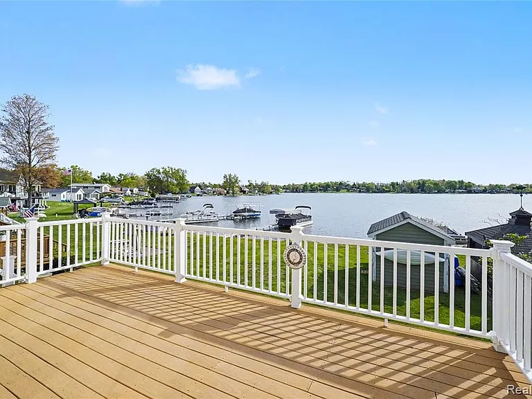 10280 Lakeside Dr — Photo 22
