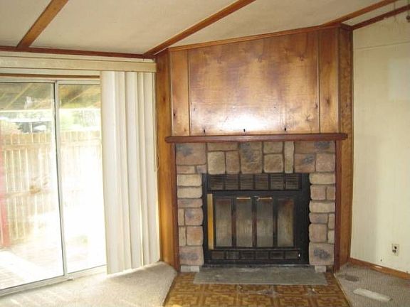 Living Rm w/Fireplace