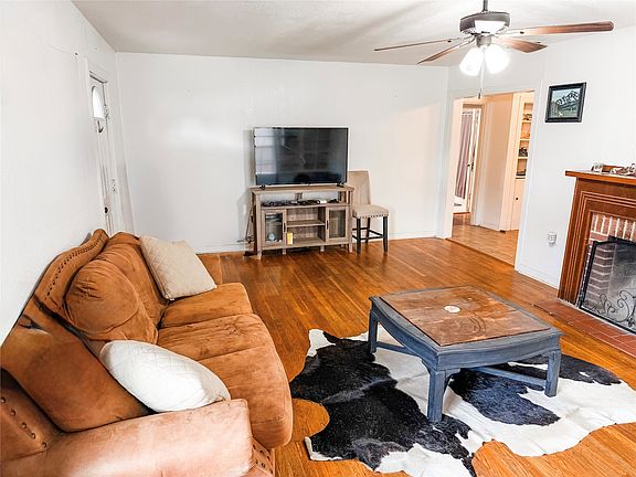 2nd image of 1136 W Long St