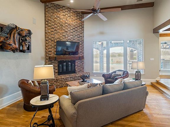 4th image of 376 Langston Ln