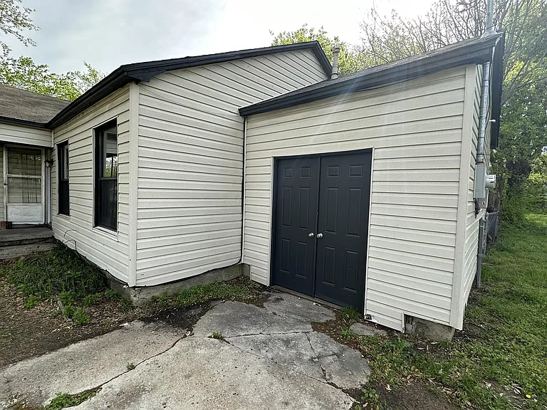 919 S Clements St — Photo 17