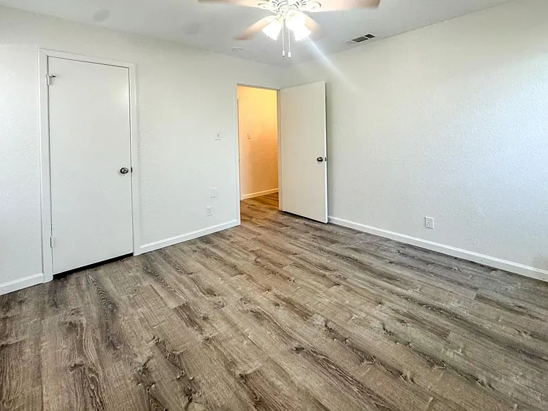 800 Oak Grove Ln — Photo 16