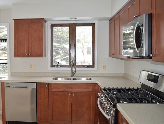 4th image of 978 West Ct APT B