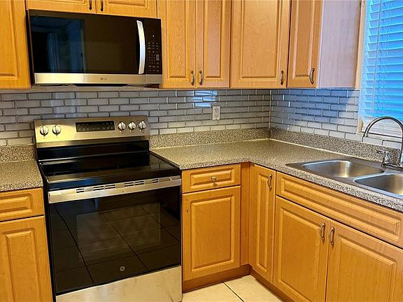 4th image of 2830 SOMERSET PARK DRIVE #202