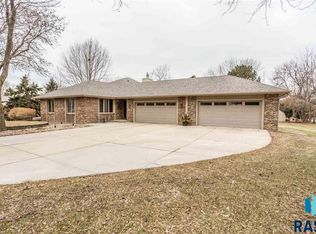 609 N Meadowbrook Ln, Sioux Falls, SD 57110