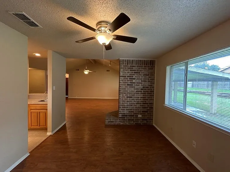 2412 Amber Hill Ln — Photo 5