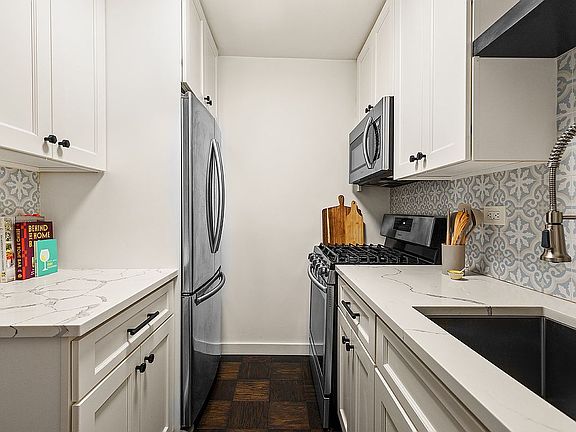 5th image of 333 E 79th St APT 1R