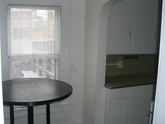 4th image of 216 W Hillsdale St APT 4