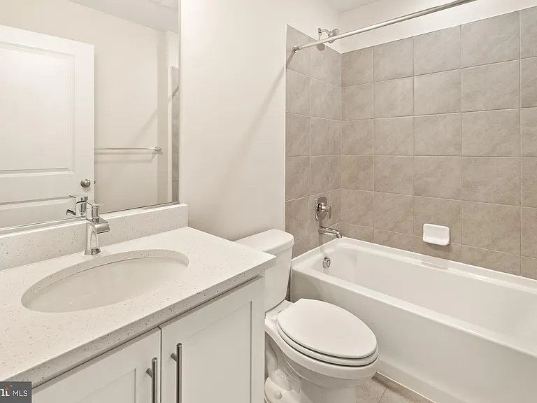 450 Herringbone Way — Photo 32