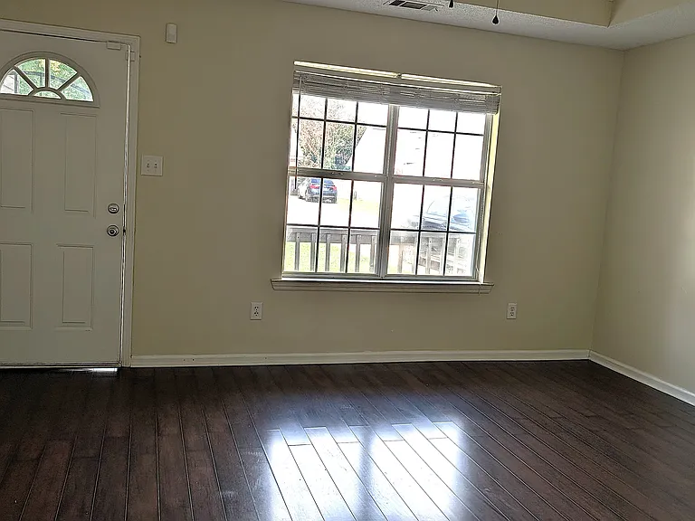 118 Georgetown Blvd — Photo 2