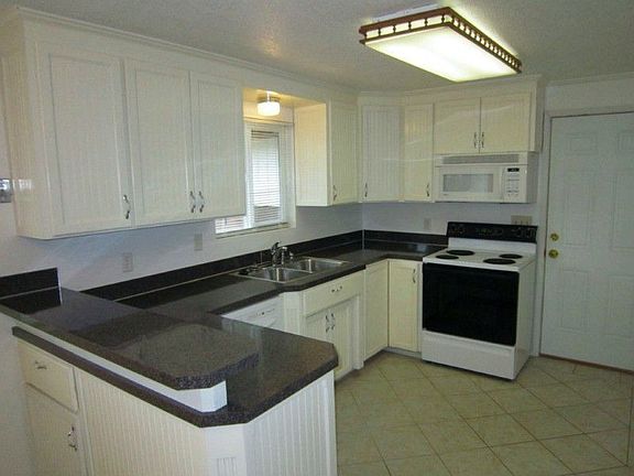 Spacious Kitchen with New Countertops!