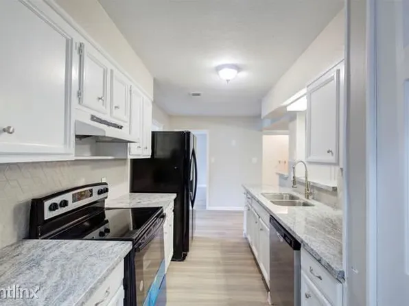 403 Gardenia St, Lake Jackson, TX 77566