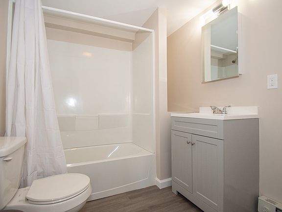 Lower level full bath.