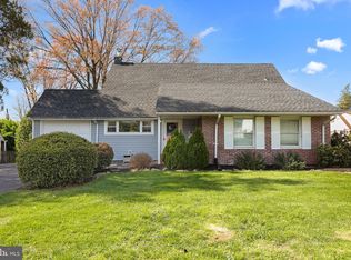 11 Hawk Rd, Levittown, PA 19056