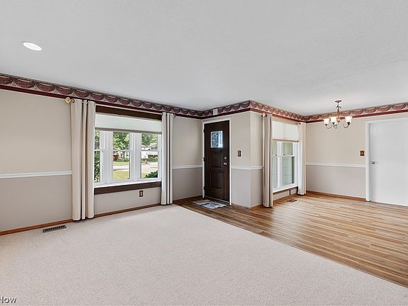4th image of 26701 Redwood Dr