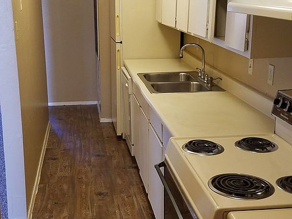 5th image of 1102 Autumn Cir APT C