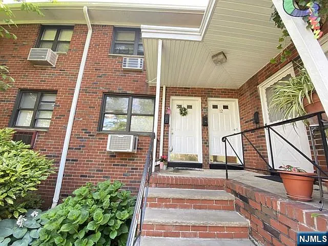 2 bed, 1.0 bath, $2,400 — Photo 3