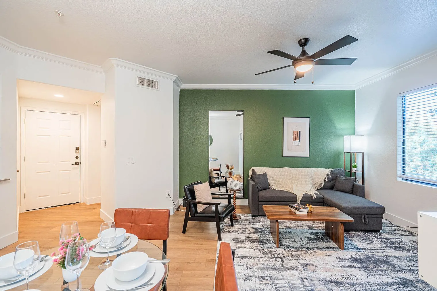 3 bed, 2.0 bath, 828 sqft, $2,550 — Photo 1