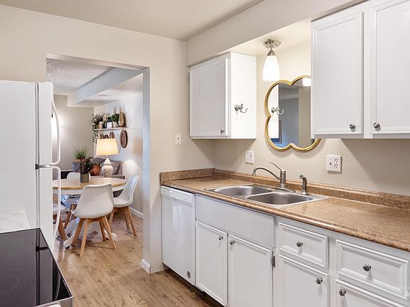5th image of 293 N Eagle Glen Ln