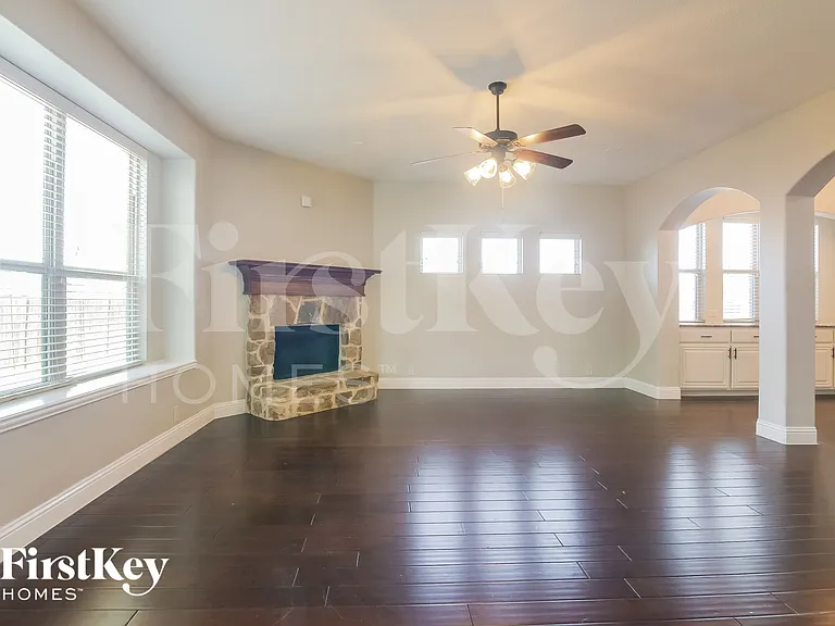 1301 Lucetta Ct — Photo 3