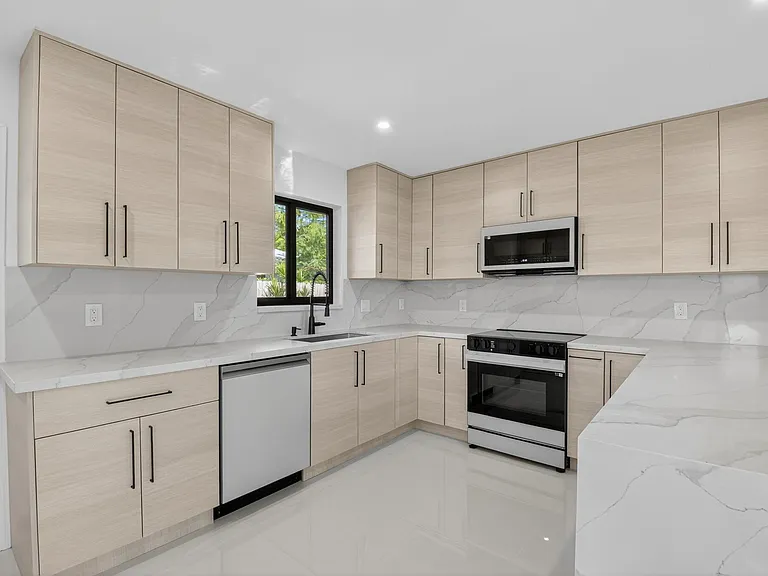513 Lindell Blvd — Photo 5
