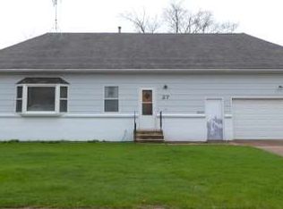 27 10th St, Windom, MN 56101