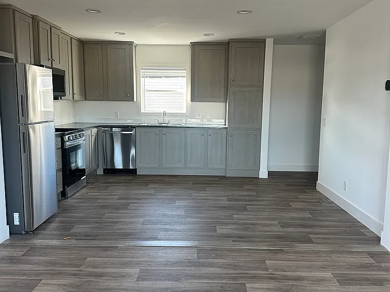310 E 36th Pl — Photo 10