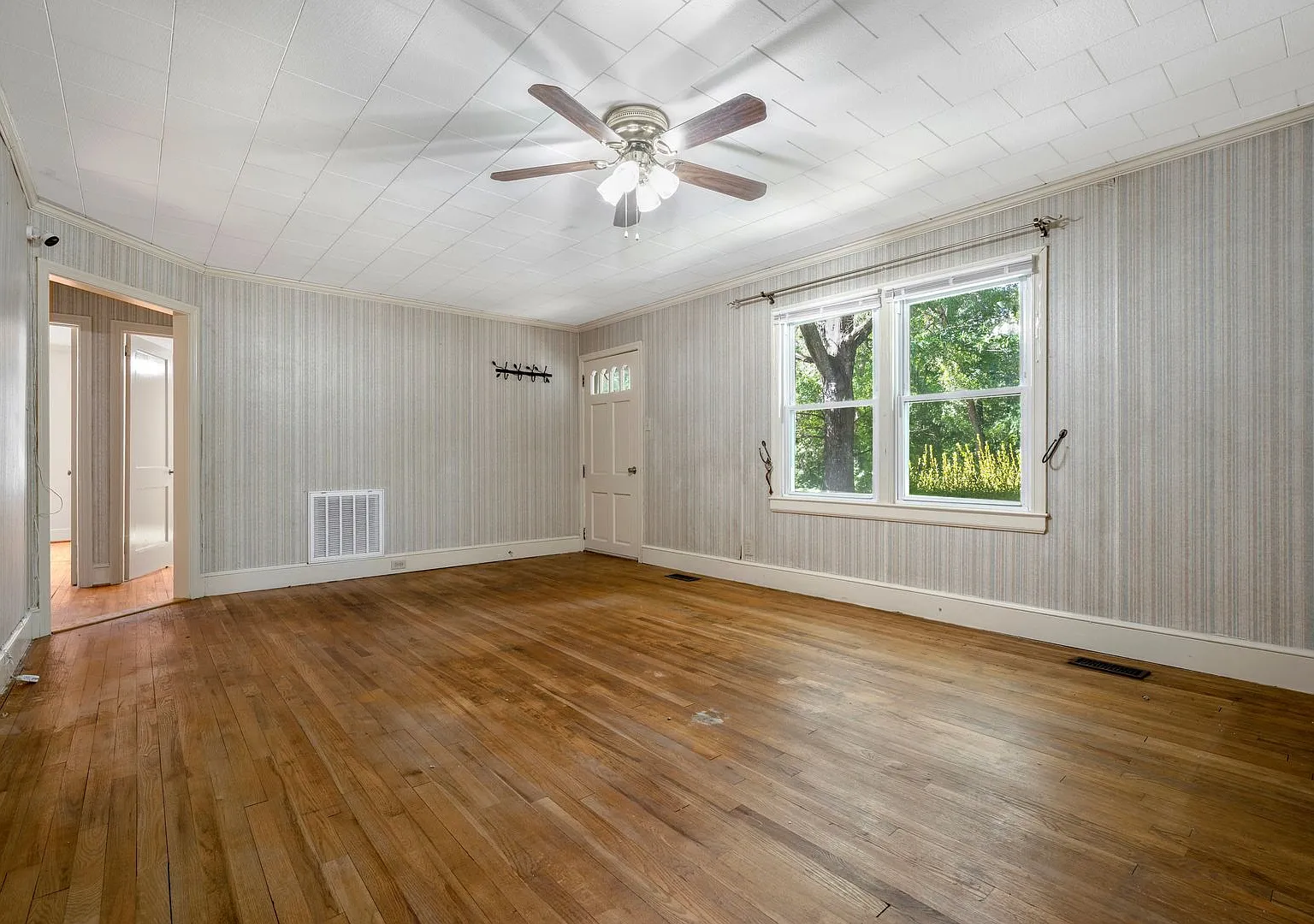 3 Bedroom House on One Acre of Land - Lawn Care Included! — Photo 4